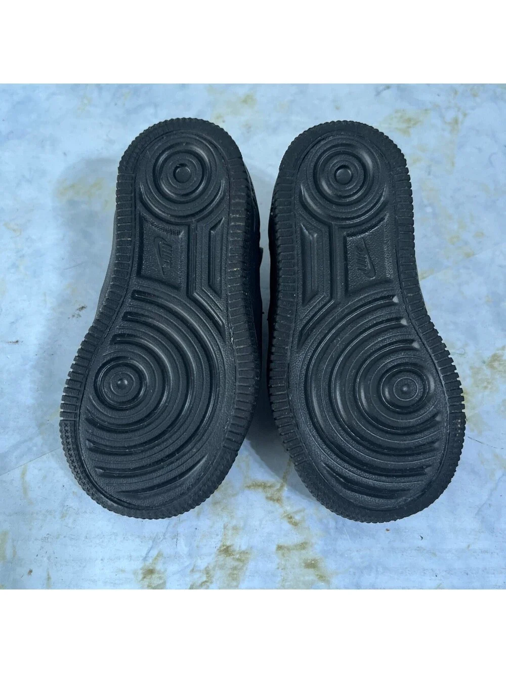 Nike signs tread